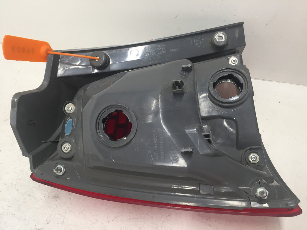 Tail light Damaged Right Passenger RH Kia Sorento 2012-2013 92402-1U000 OEM