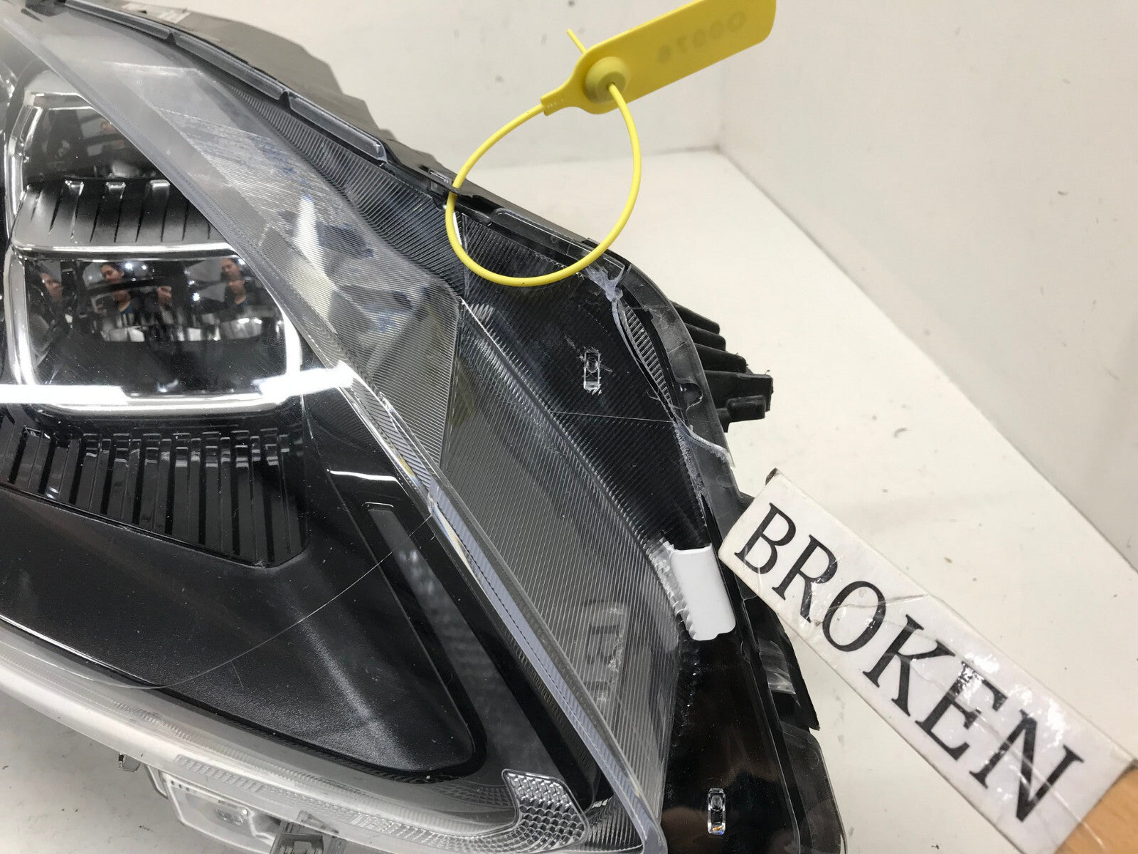 Headlight Damaged LED Passenger RH Ford Escape 2020 2021 LJB6-13E014-AF OEM
