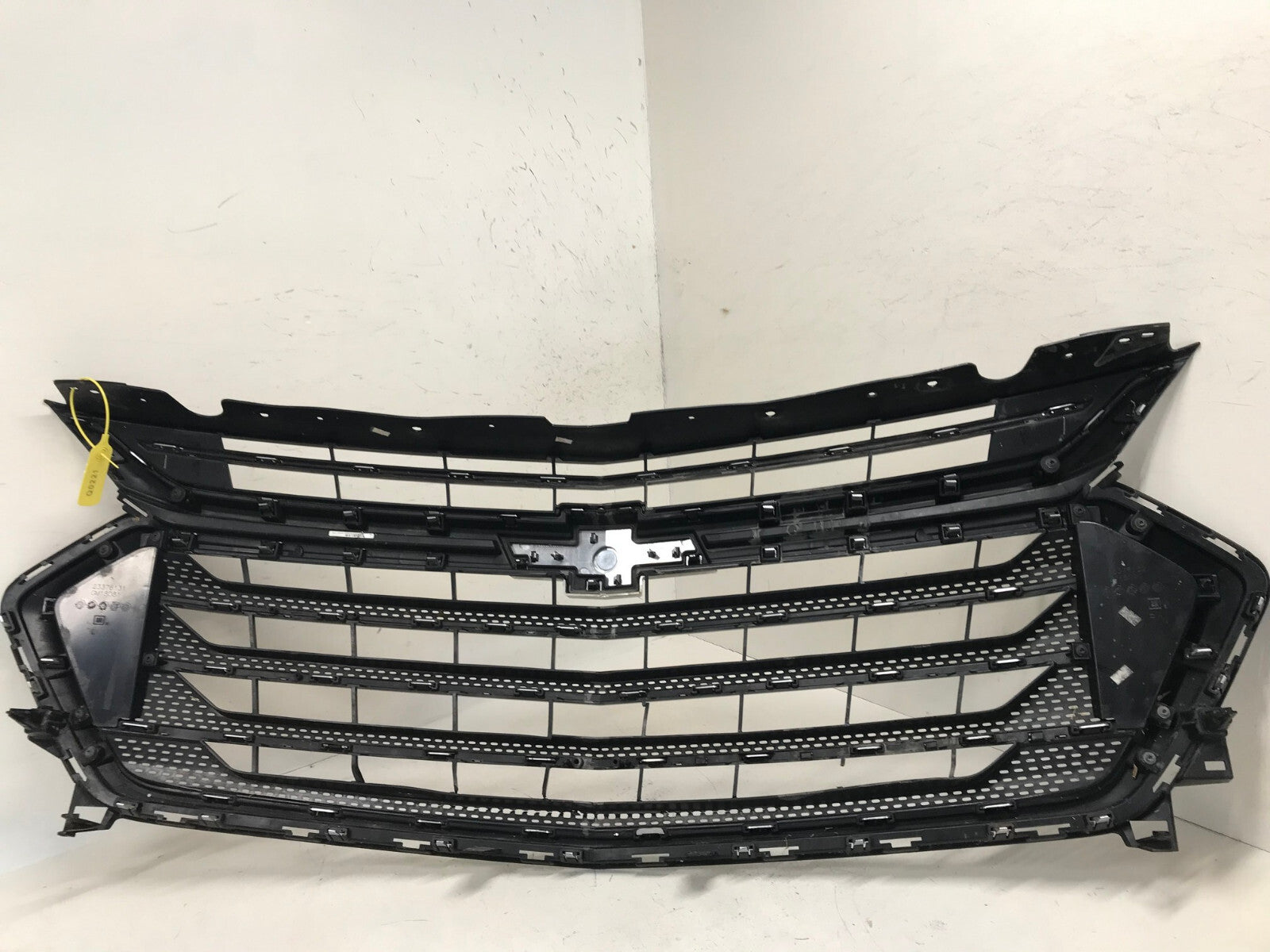Grille Grill 2018-2020 Chevrolet Traverse 23376131 OEM