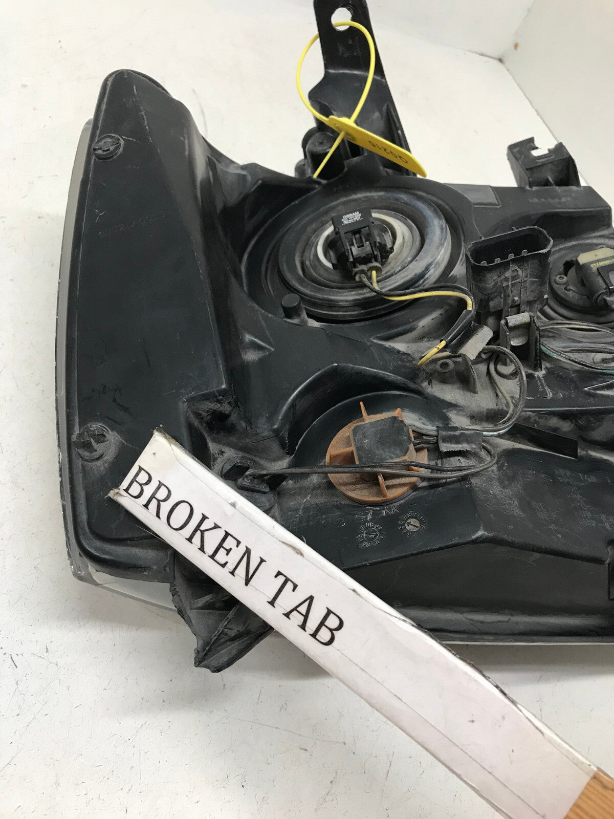 Headlight Damaged LH Driver 2007-2014 Chevy Tahoe Suburban 1500 22853025 OEM