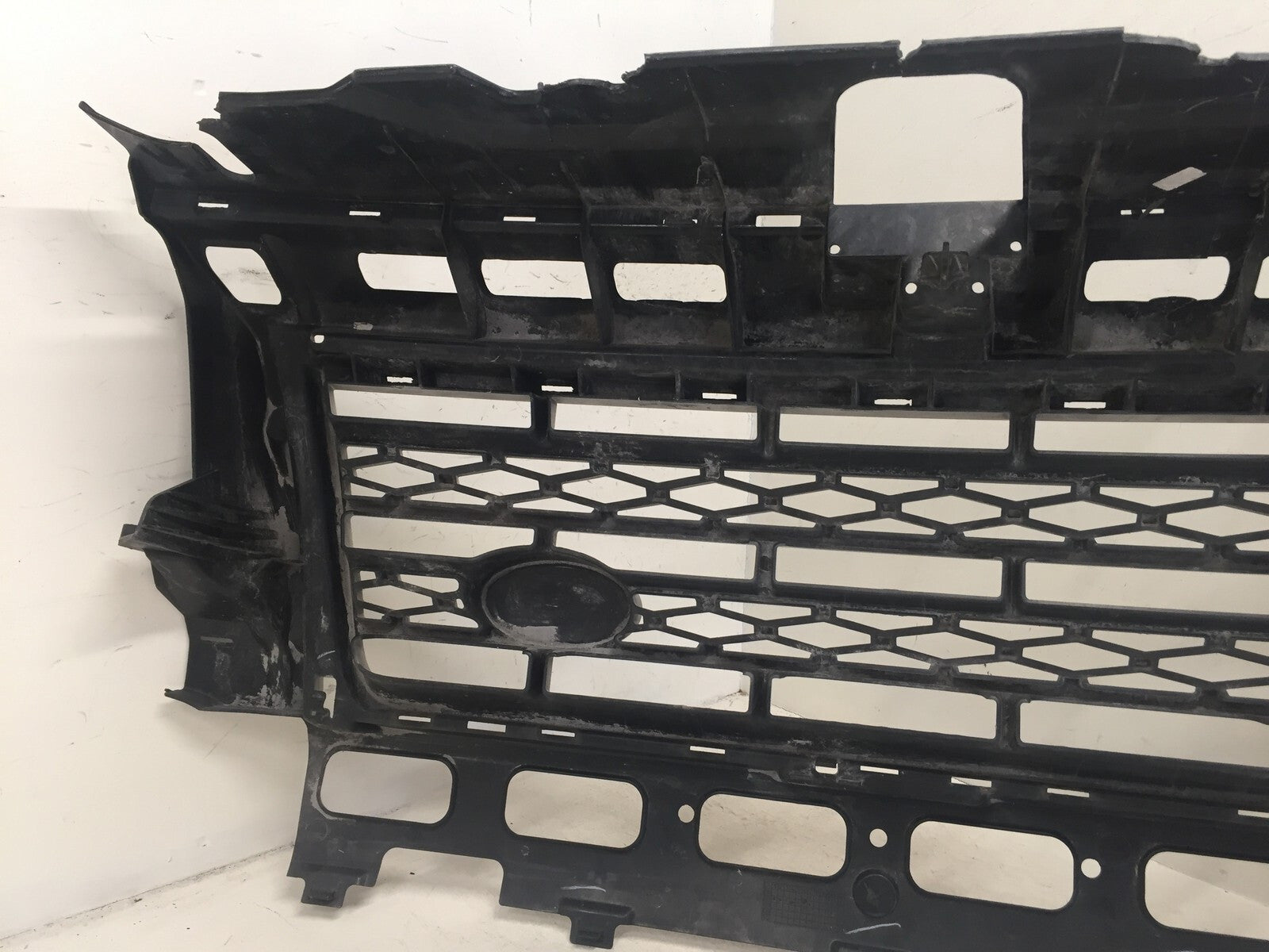 Grille Grill LandRover LR2 (Damaged) 2008-2010 6H52-17D957-T OEM