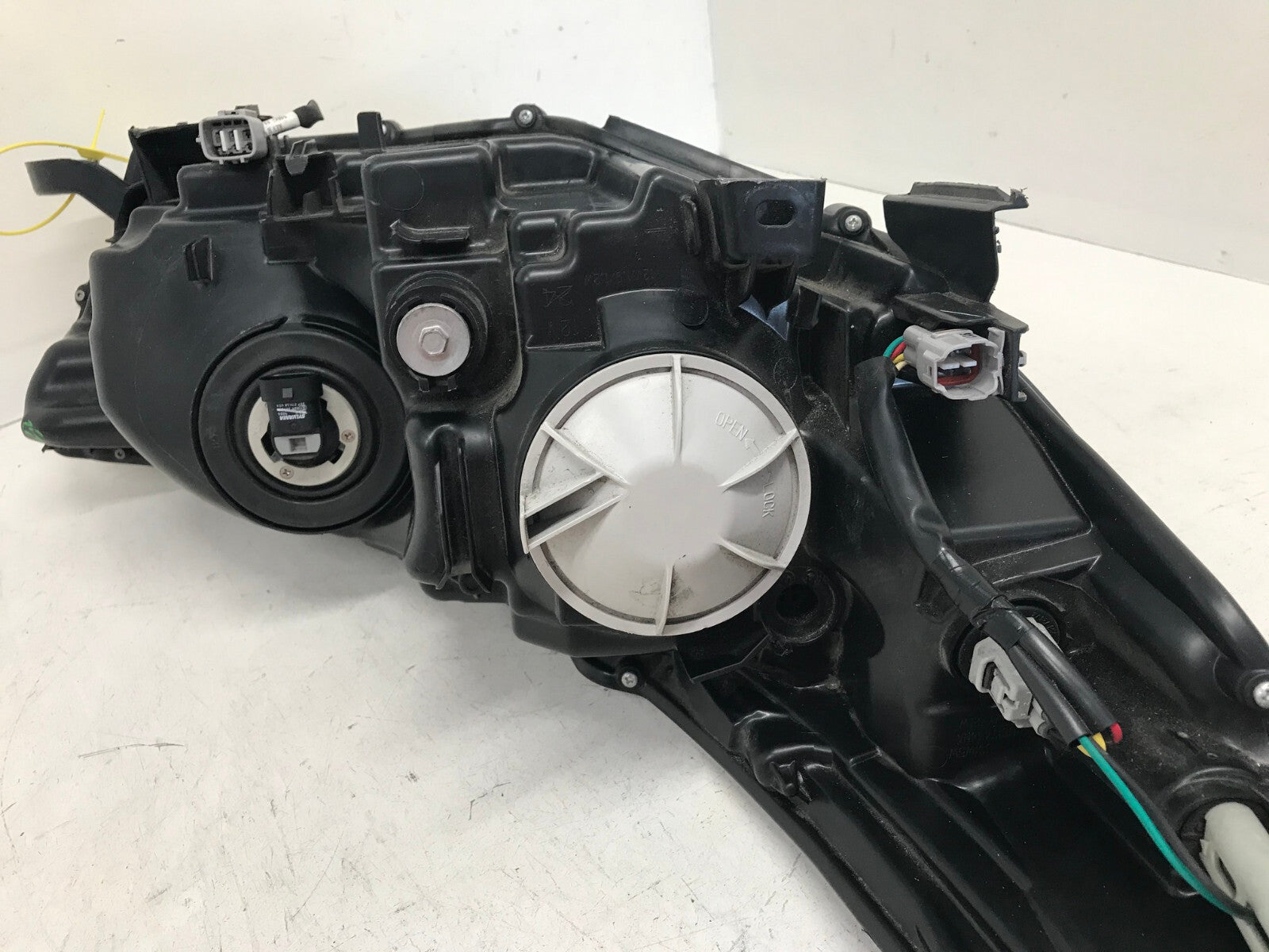 Halogen Headlight Damaged Driver LH Toyota Highlander 2017-2019 811500E330 OEM