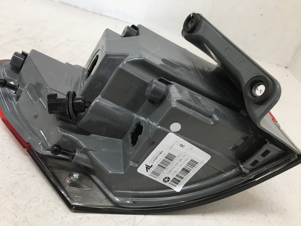 Tail light Damaged Right Passenger RH Jeep Grand Cherokee 14-17 P68217432AE OEM