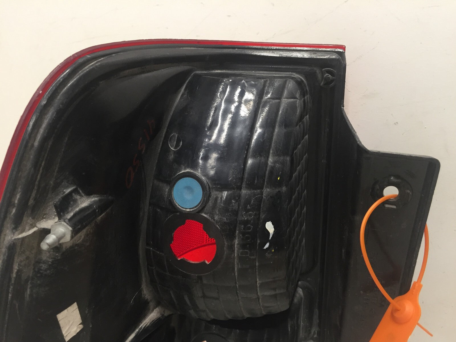 Tail light Damaged Lamp Passenger RH Ford Expedition 2003-2006 2L1Z-13404-AB OEM