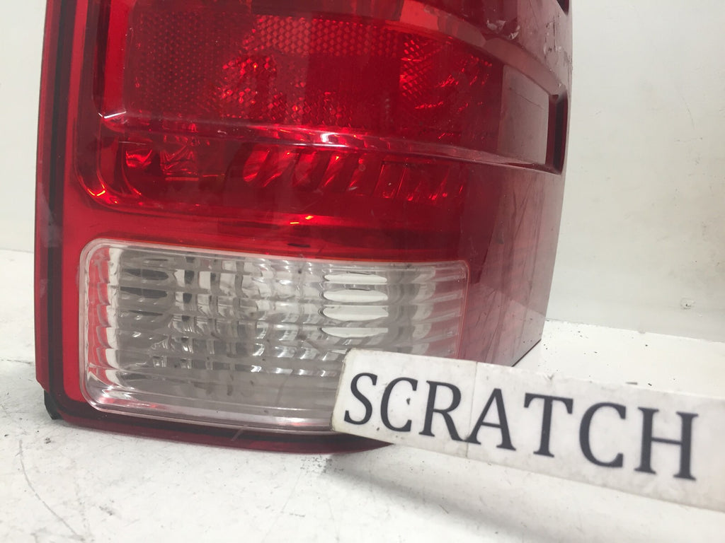 Tail light Damaged Lamp Passenger RH Ford Expedition 2003-2006 2L1Z-13404-AB OEM