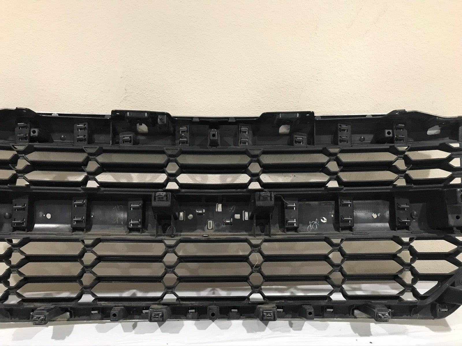 Grill Grille 2017-2019 Cadillac XT5 23383607 OEM