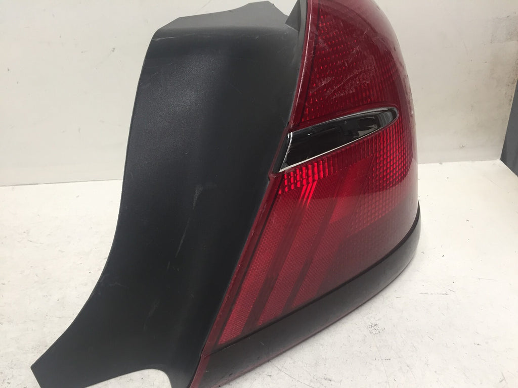 Tail light Damaged Lamp Right Passenger RH  Mercury Grand Marquis 1999-2002 OEM