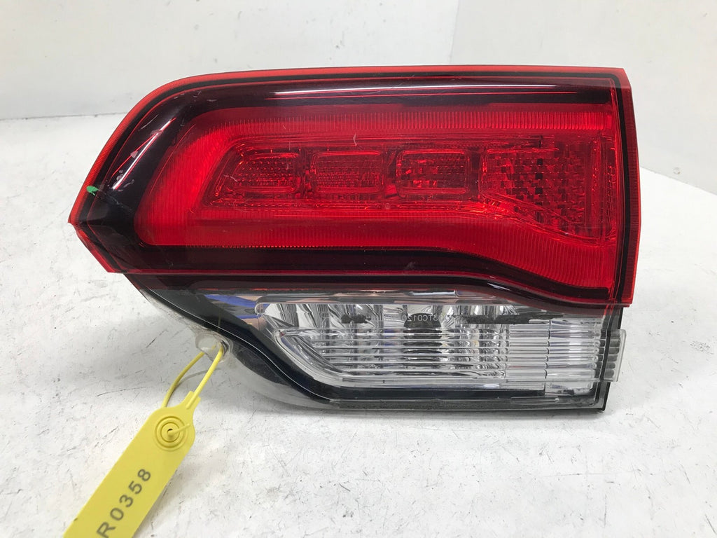 Tail light Damaged Passenger RH 14-21 Jeep Grand Cherokee SRT 68142944AF OEM
