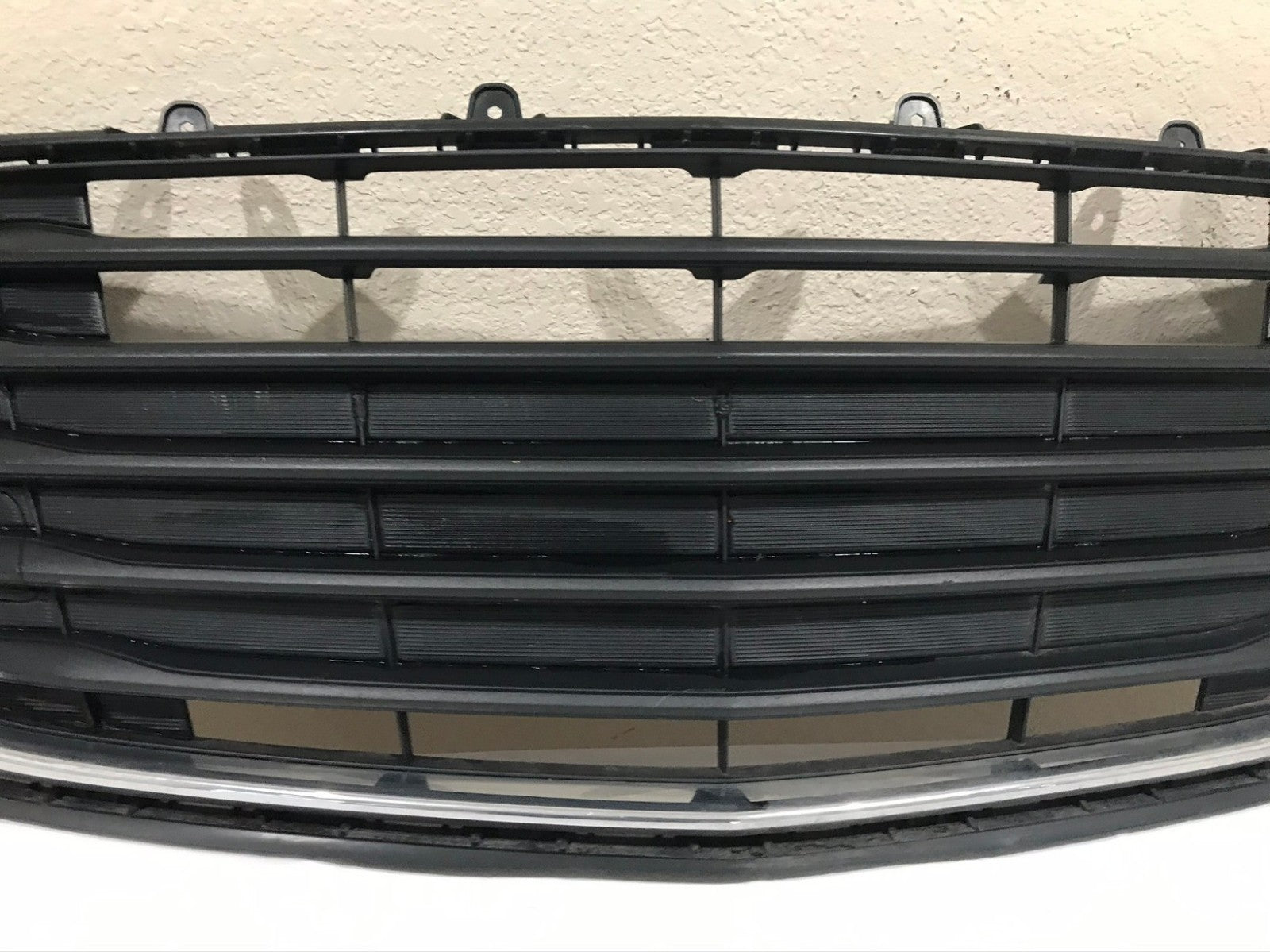 Grill Grille Black 2021-2022 Chevrolet Trax 42532972 OEM