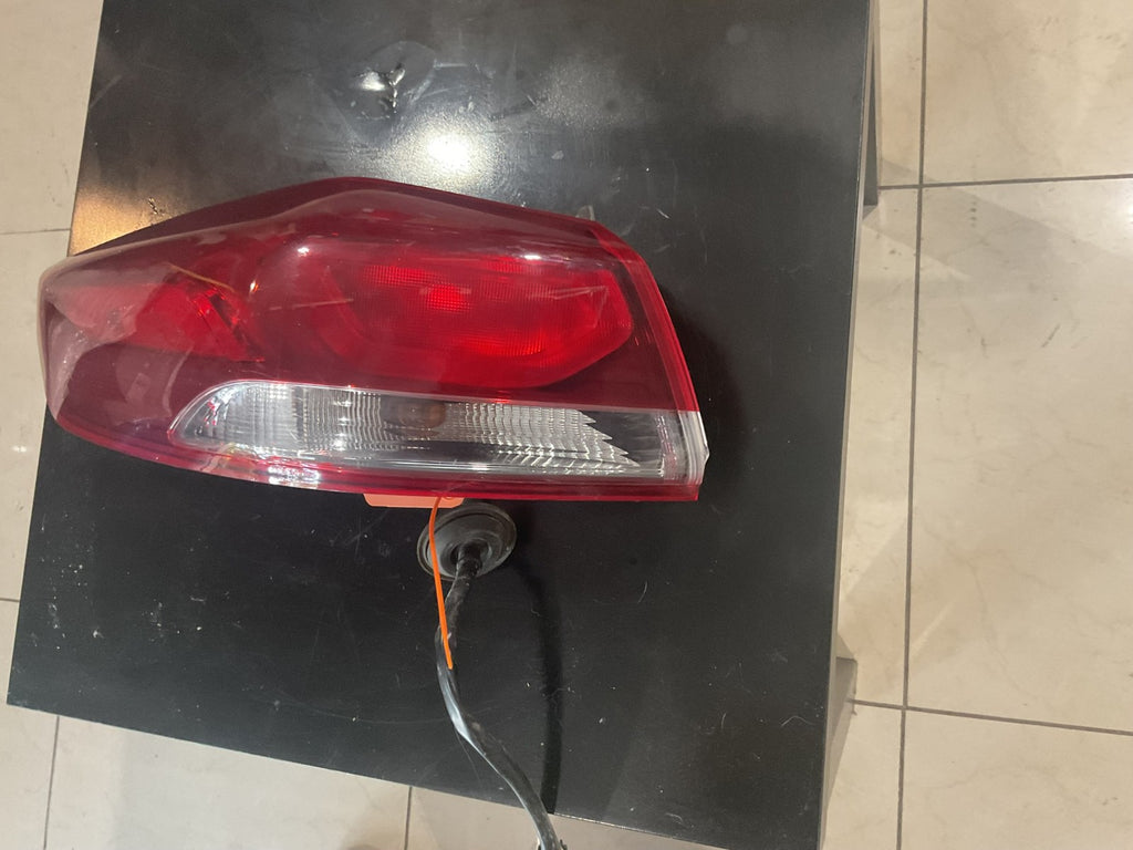 Tail Light Left Driver LH Hyundai Elantra 17-20 92401+F2000 OEM