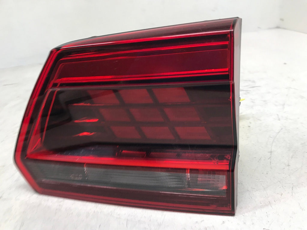 Tail light Damaged Passenger RH Right Volkswagen Atlas 2018-2019 3CN945308A OEM