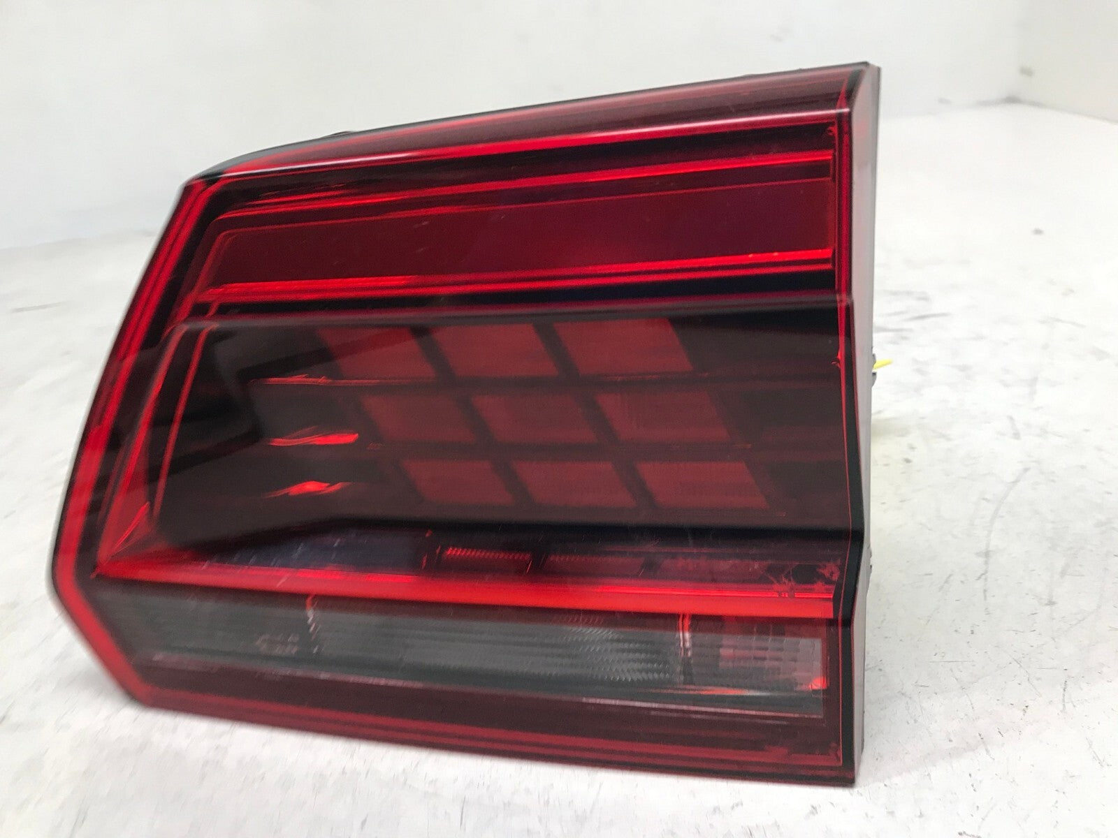 Tail light Damaged Passenger RH Right Volkswagen Atlas 2018-2019 3CN945308A OEM