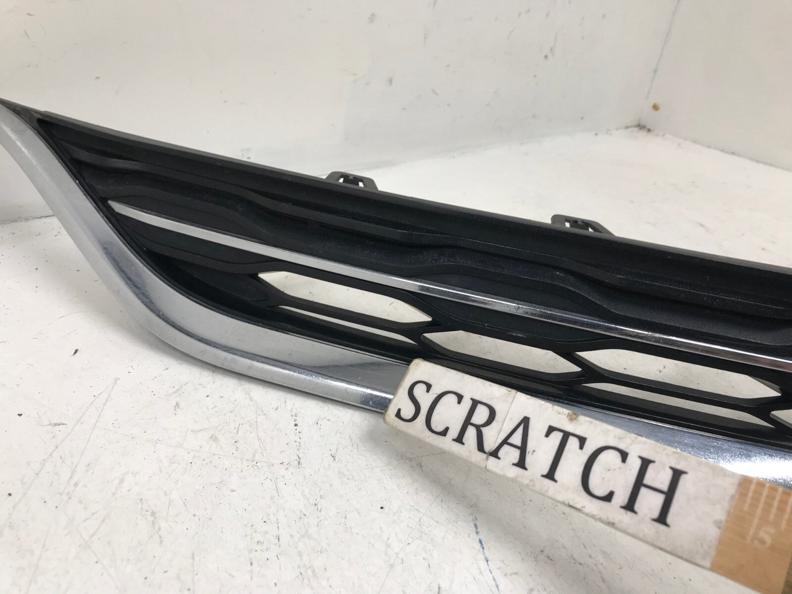 Grill Grille 2016-2018 Chevy Malibu 84061034 OEM
