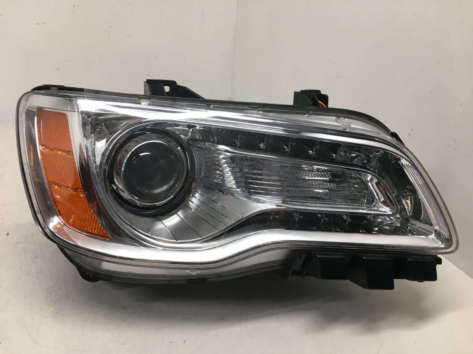 Halogen Led Headlight Damaged RH Passenger Chrysler 2011-2014 BAM92153000 OEM