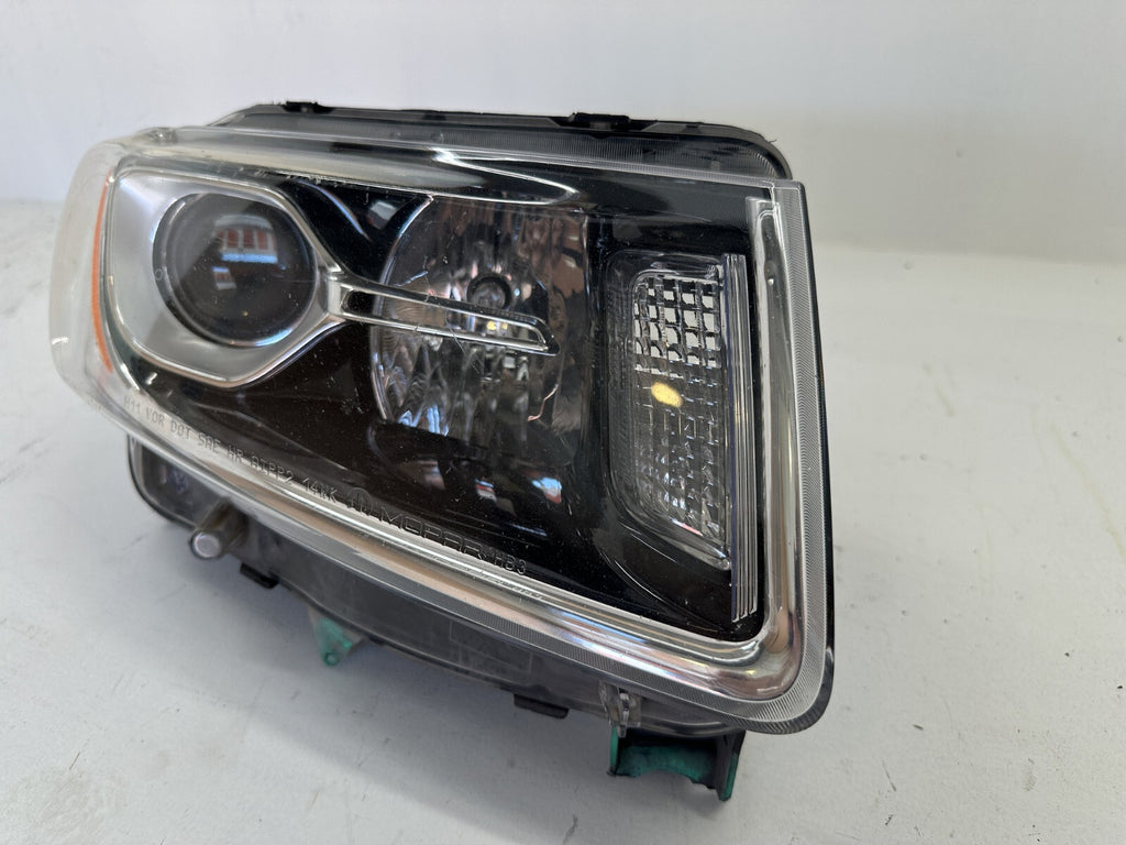 Headlight Damaged Passenger RH 2014 - 2016 Jeep Grand Cherokee 68236108AC OEM