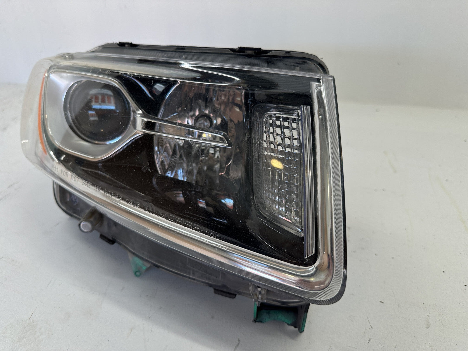 Headlight Damaged Passenger RH 2014 - 2016 Jeep Grand Cherokee 68236108AC OEM