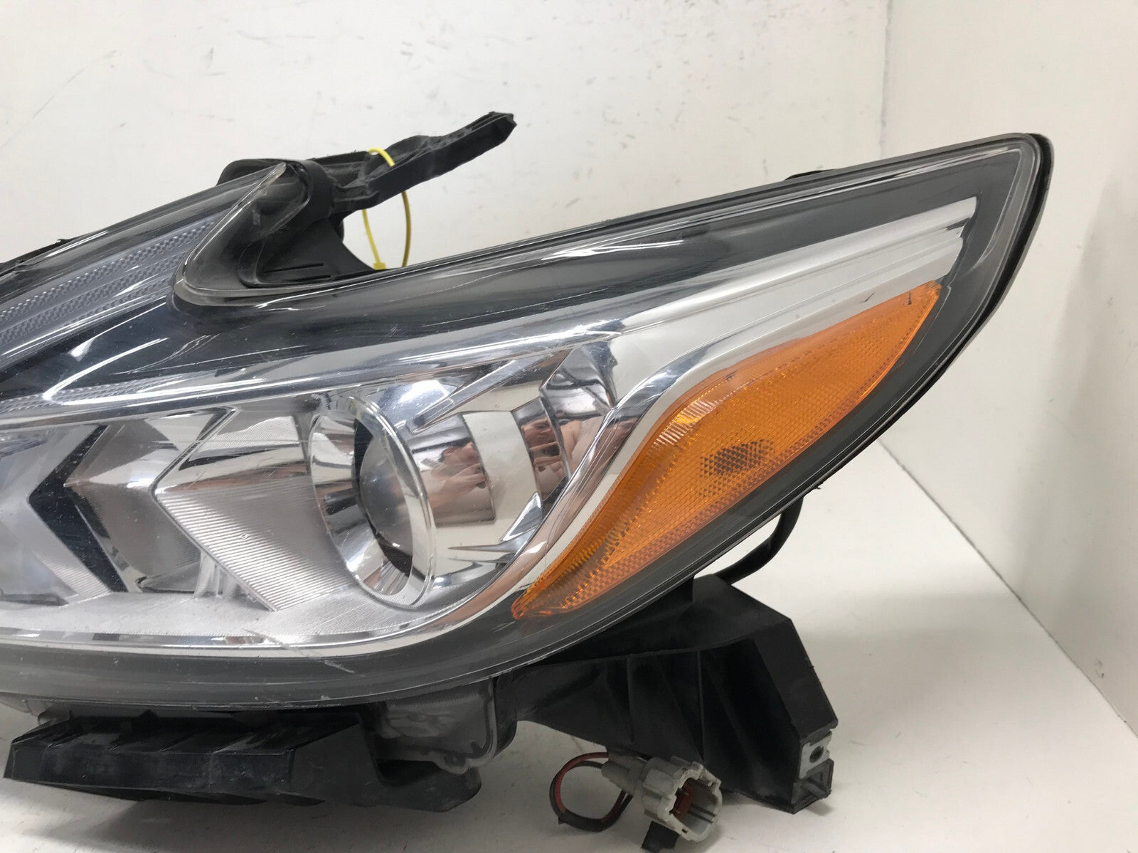 Headlight Damaged Left LH Driver Nissan Altima 2016-2018 260609HS0A OEM