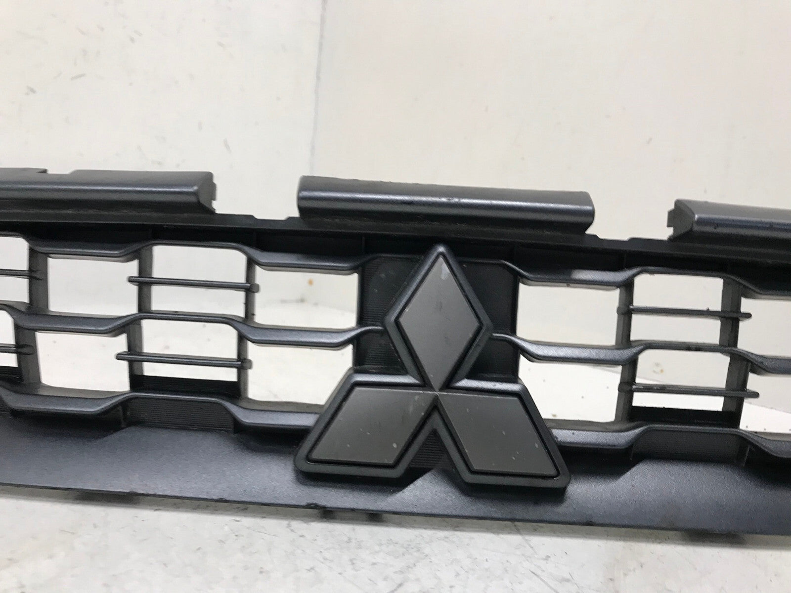 Grill Grille 2013-2015 Mitsubishi Outlander 6402A318 OEM
