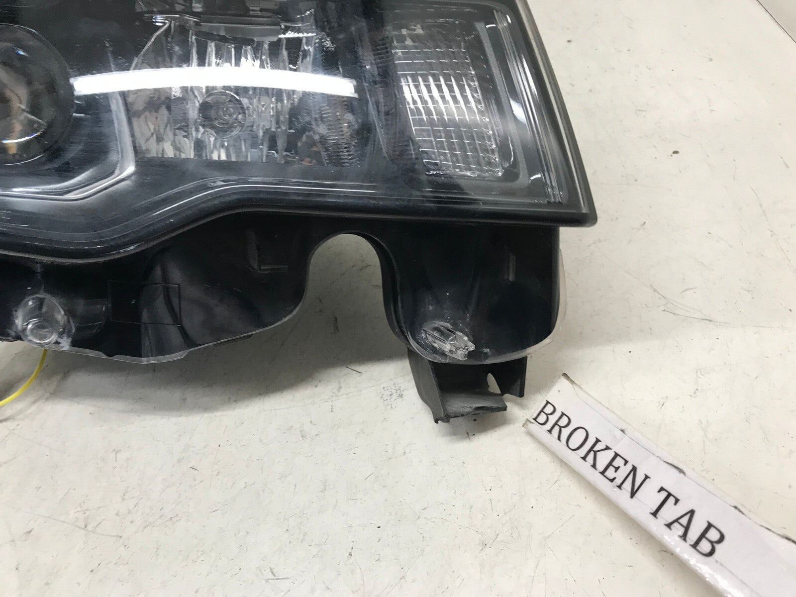 Headlight Damaged Jeep Grand Cherokee Passenger Side RH 2017-2018 68266646AD OEM