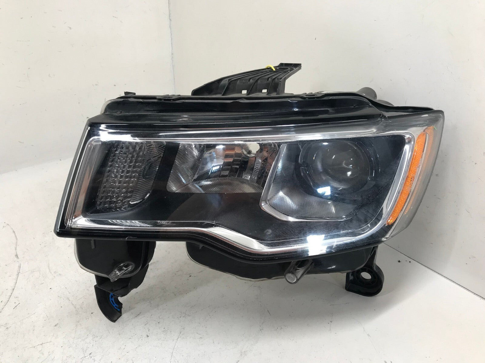 Headlight Damaged Halogen RH Right Jeep Grand Cherokee 17-2021 68289235AC OEM