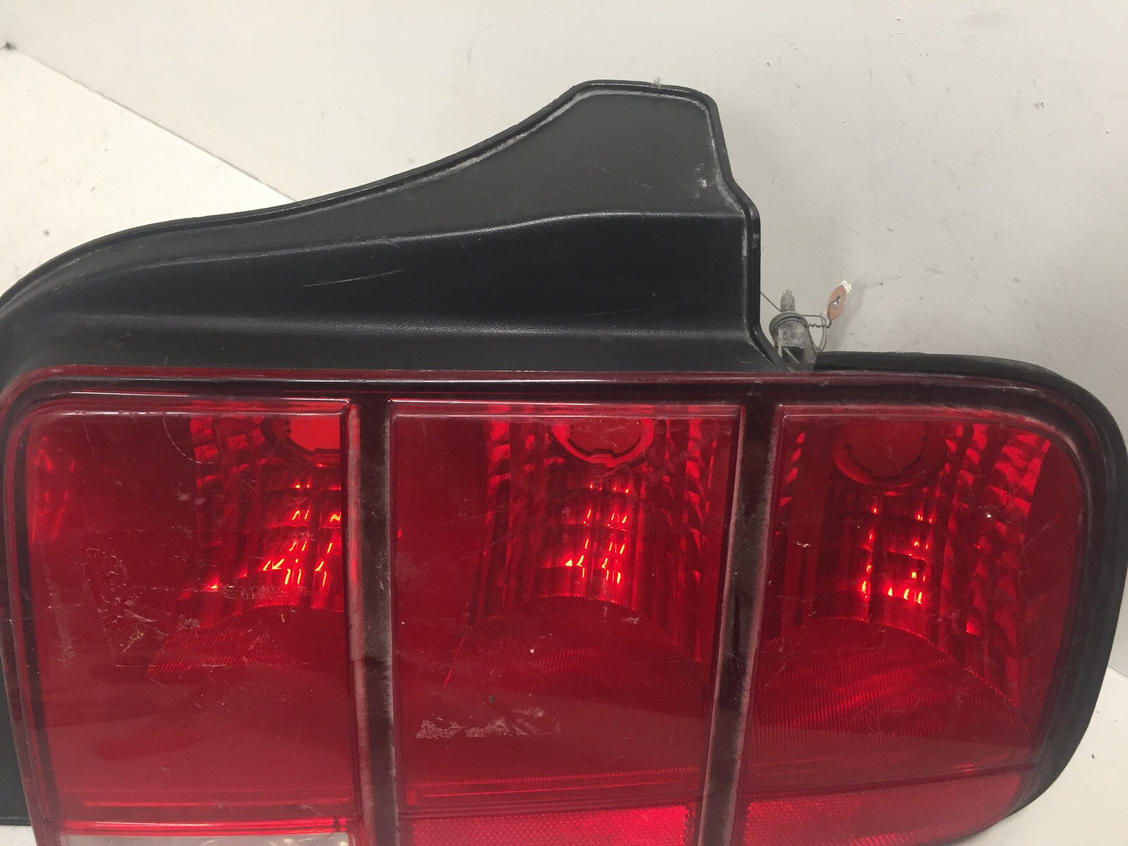 Tail light Damaged Lamp Right Passenger RH Ford Mustang 2005-2007 OEM2