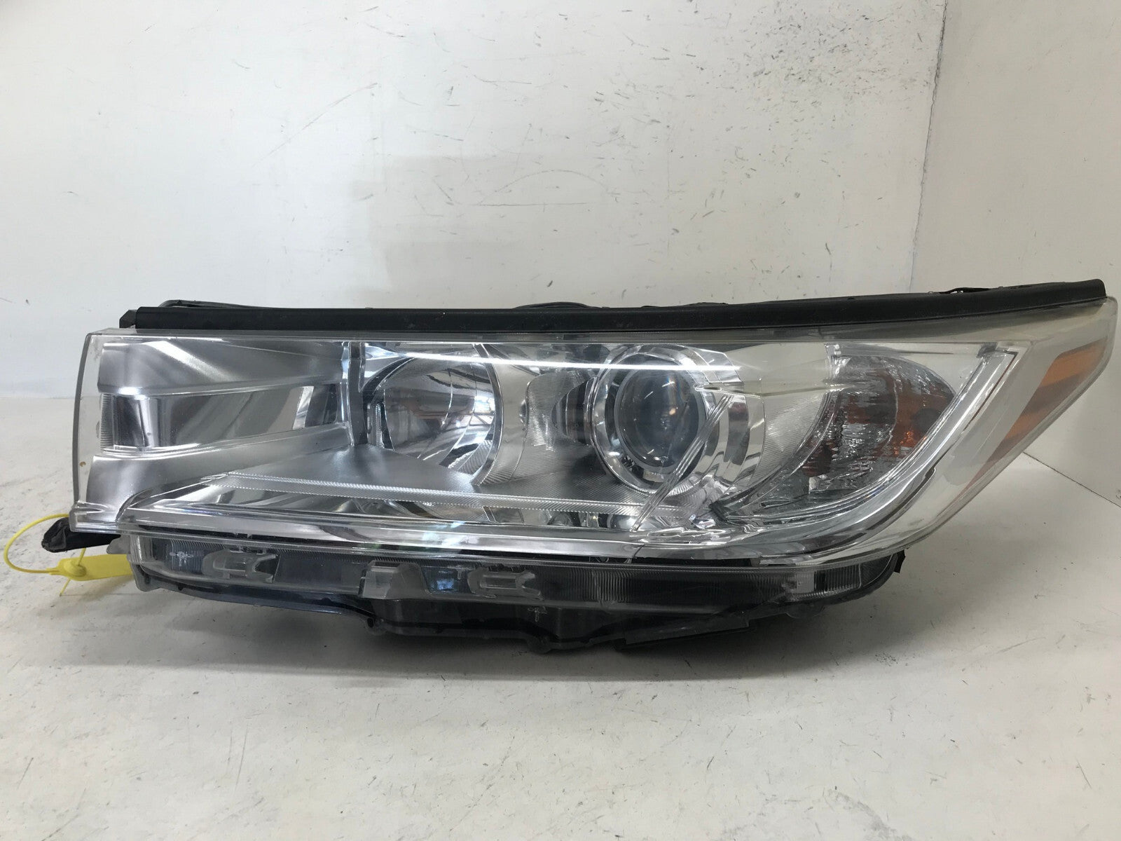 Headlight Damaged Driver LH 2017 2018 2019 Toyota Highlander 811500E360 OEM