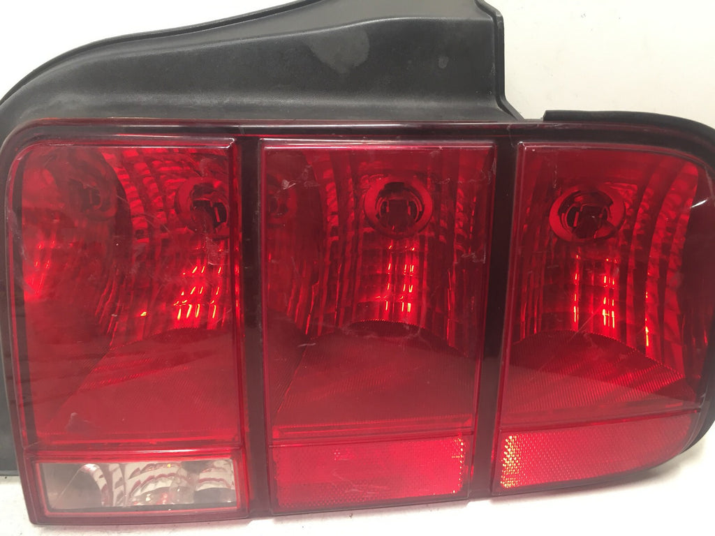 Tail light Damaged Lamp Right Passenger RH Ford Mustang 2005-2007 OEM