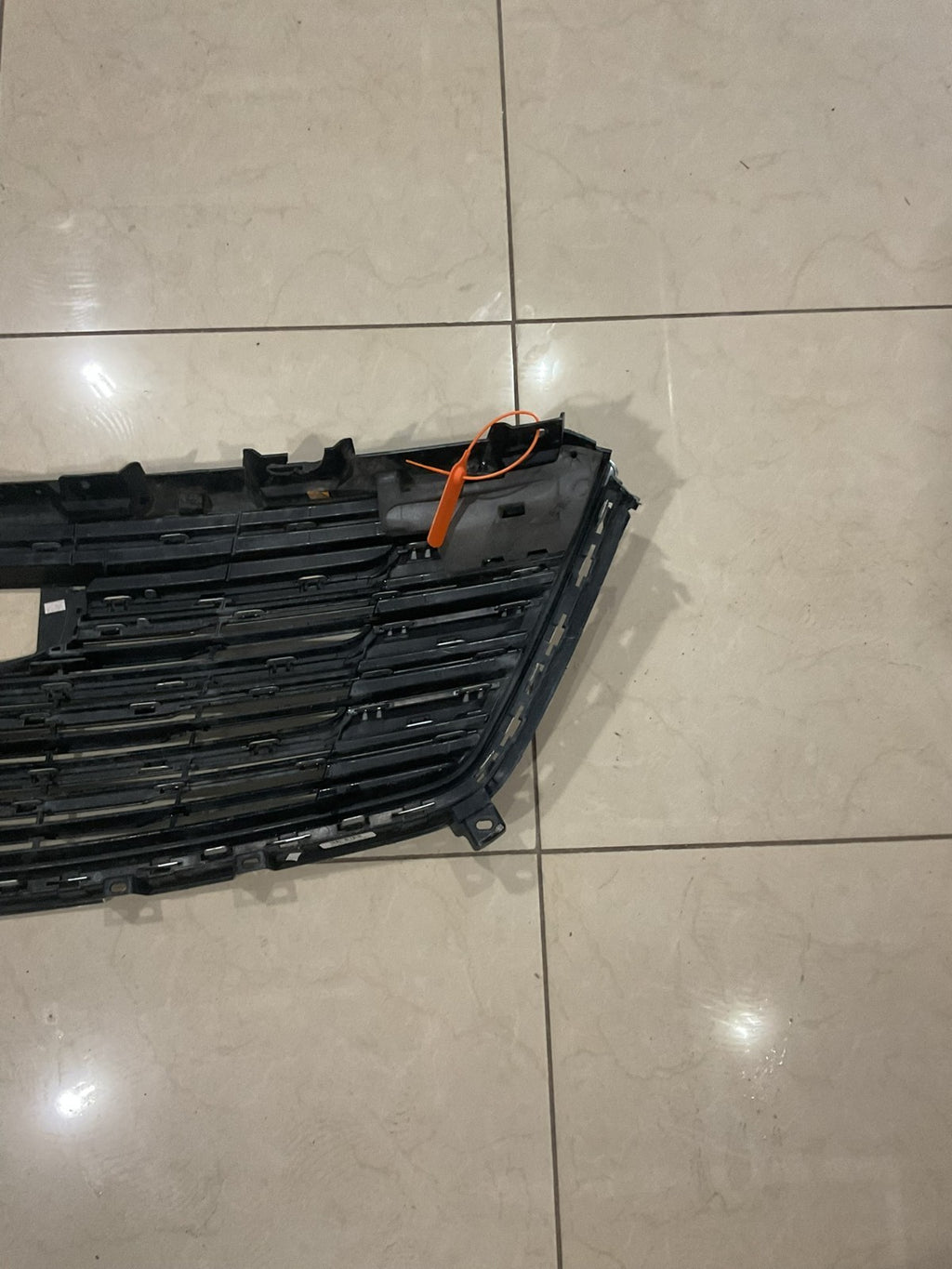 Grill Grille Silver/Black 2017-2019 Cadillac XT5 84107964 OEM