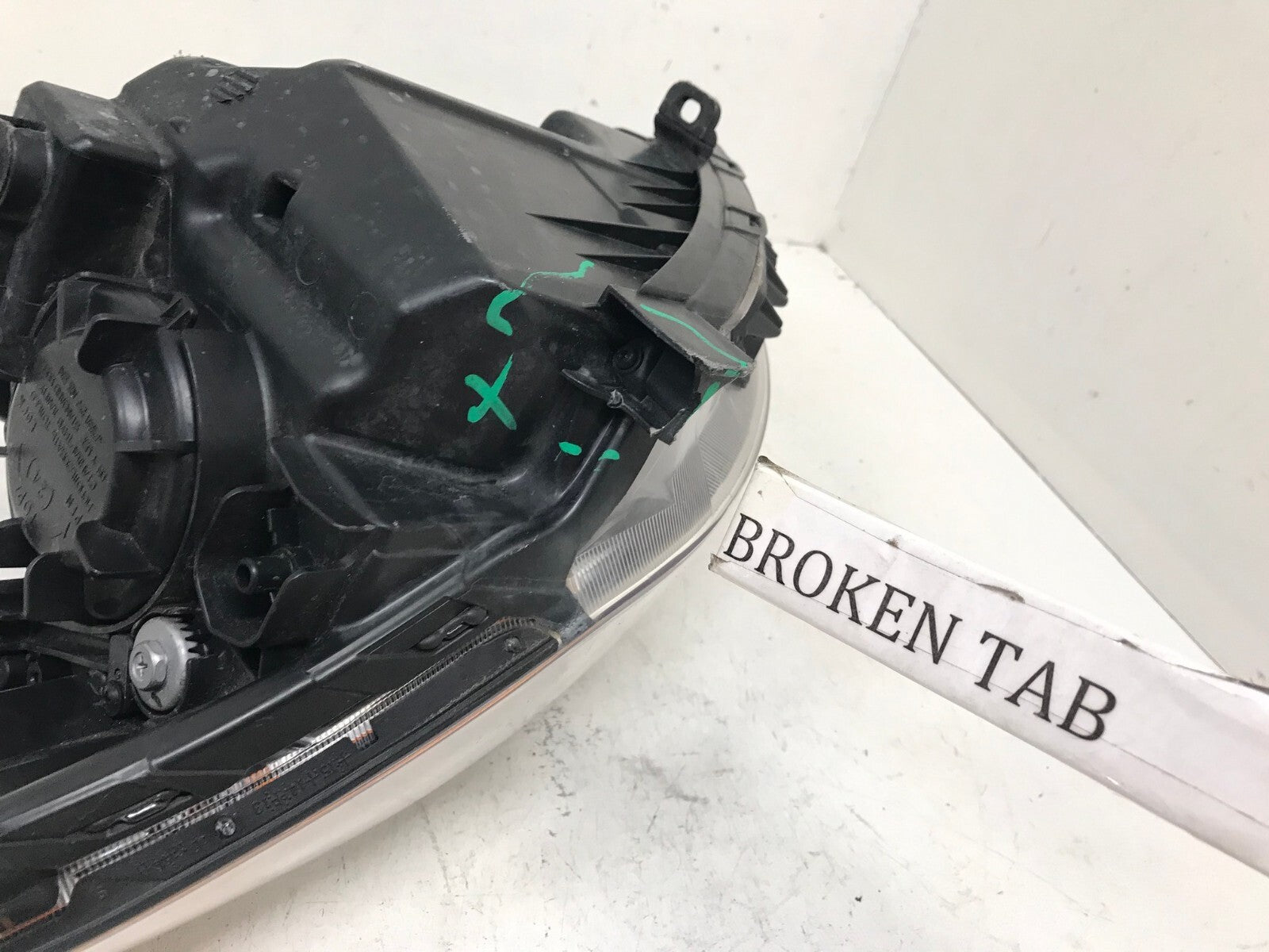Headlight Damaged Halogen LH Driver Hyundai Accent 2015-2017 92101-1R710 OEM