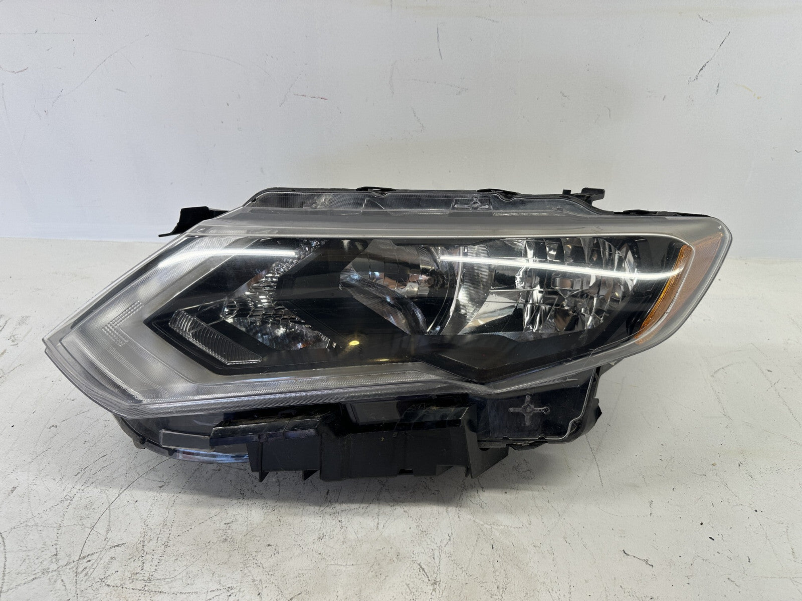 Headlight Left Driver LH Damaged 2017 2018 2019 2020 Nissan Rogue NI2502254 OEM