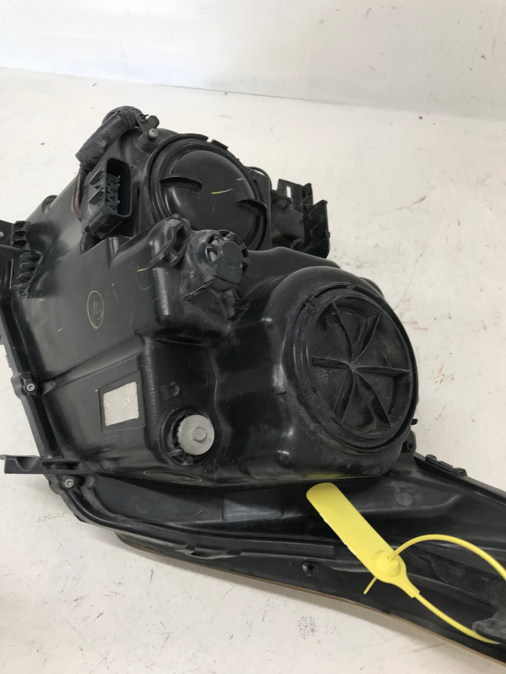 Headlight Damaged Driver LH 2010-2013 Cadillac SRX 20916371 OEM
