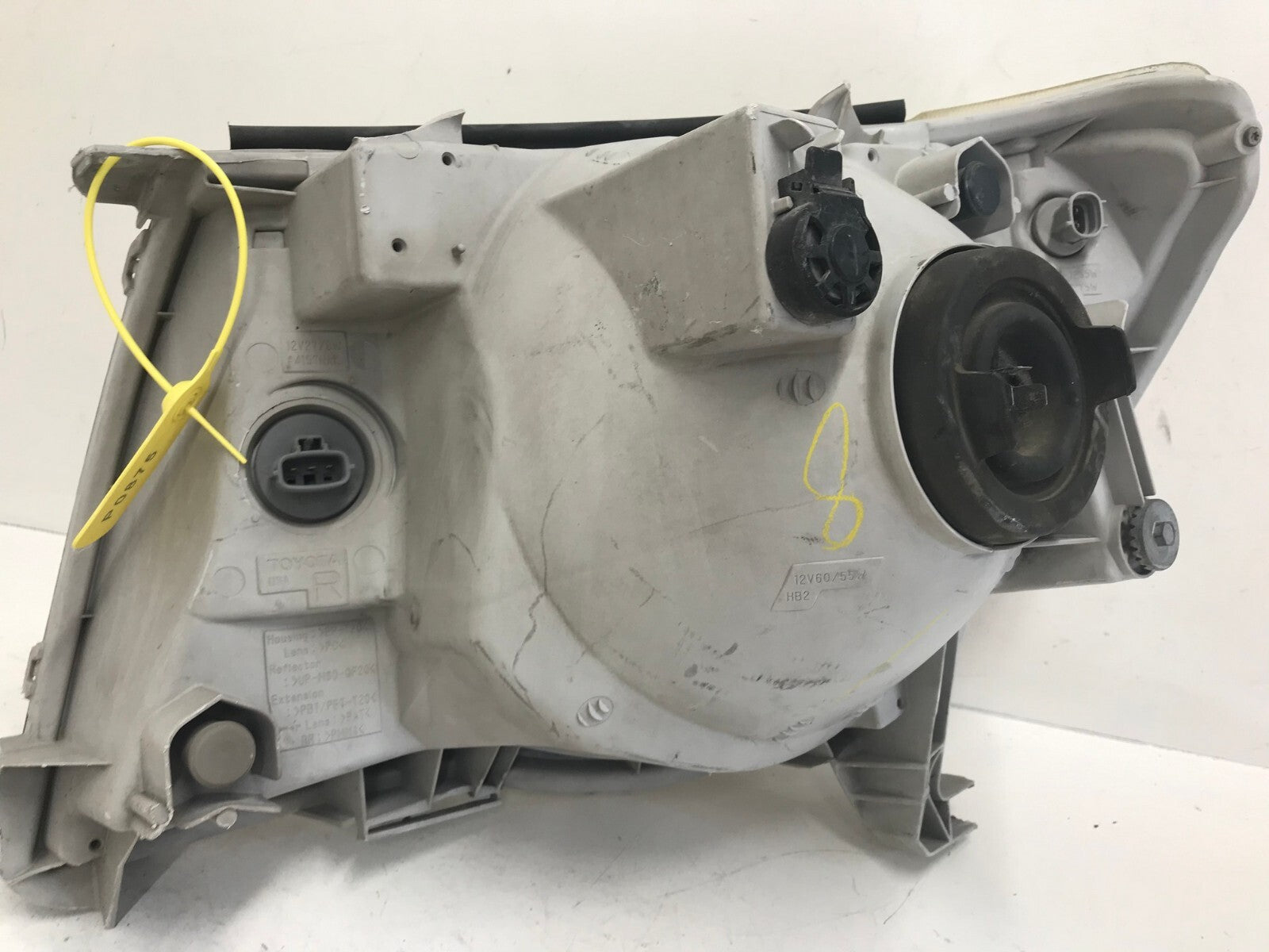 Headlight Damaged passenger RH 05-11 Toyota Tacoma Pickup Truck 81110-04160 OEM