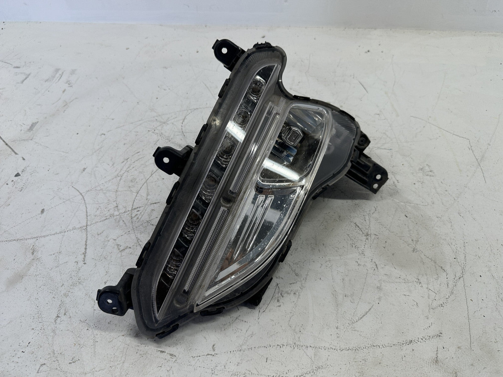 Fog Light Left Driver LH Damaged Hyundai Santa Fe Sport 17 2018 92201-4Z510 OEM