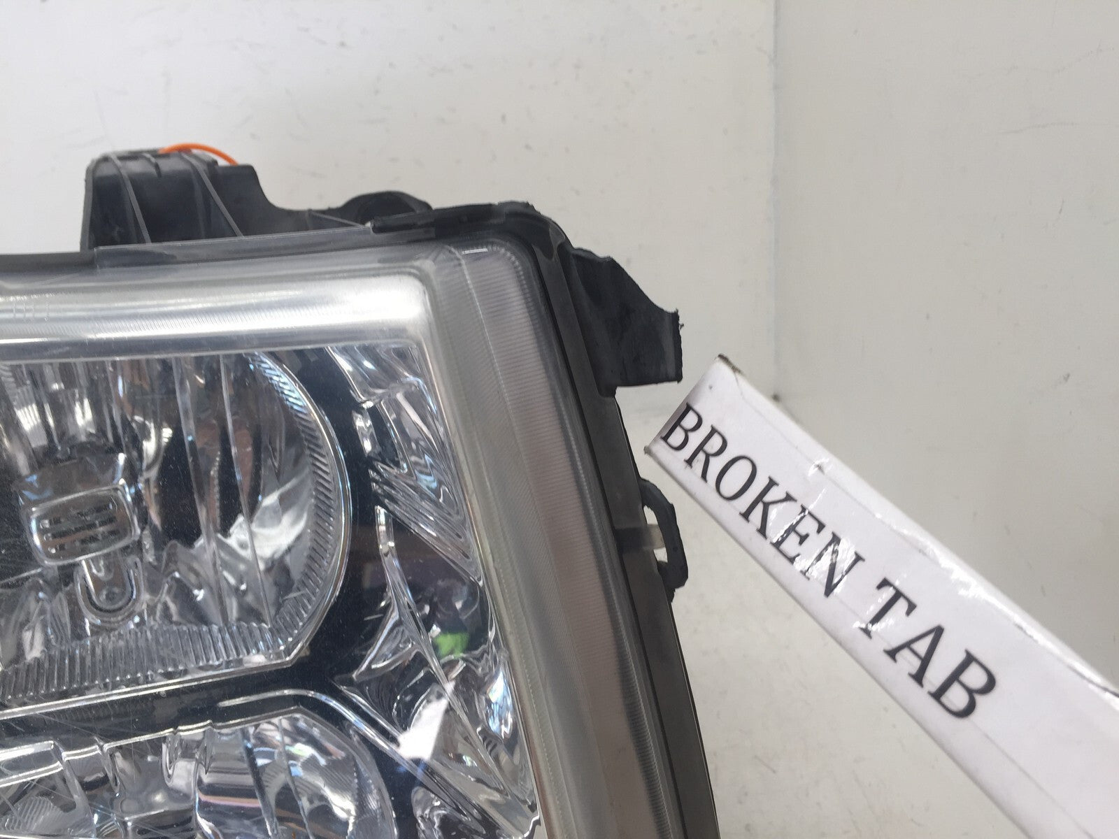 Headlight Damaged Headlamp Passenger RH Chevy Silverado Pickup Truck 07-14 OEM