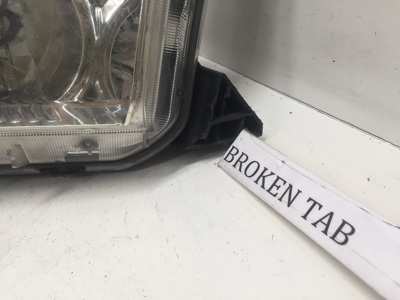 Headlight Damaged Halogen Right Passenger RH Toyota Sequoia Tundra 2008-2013 OEM