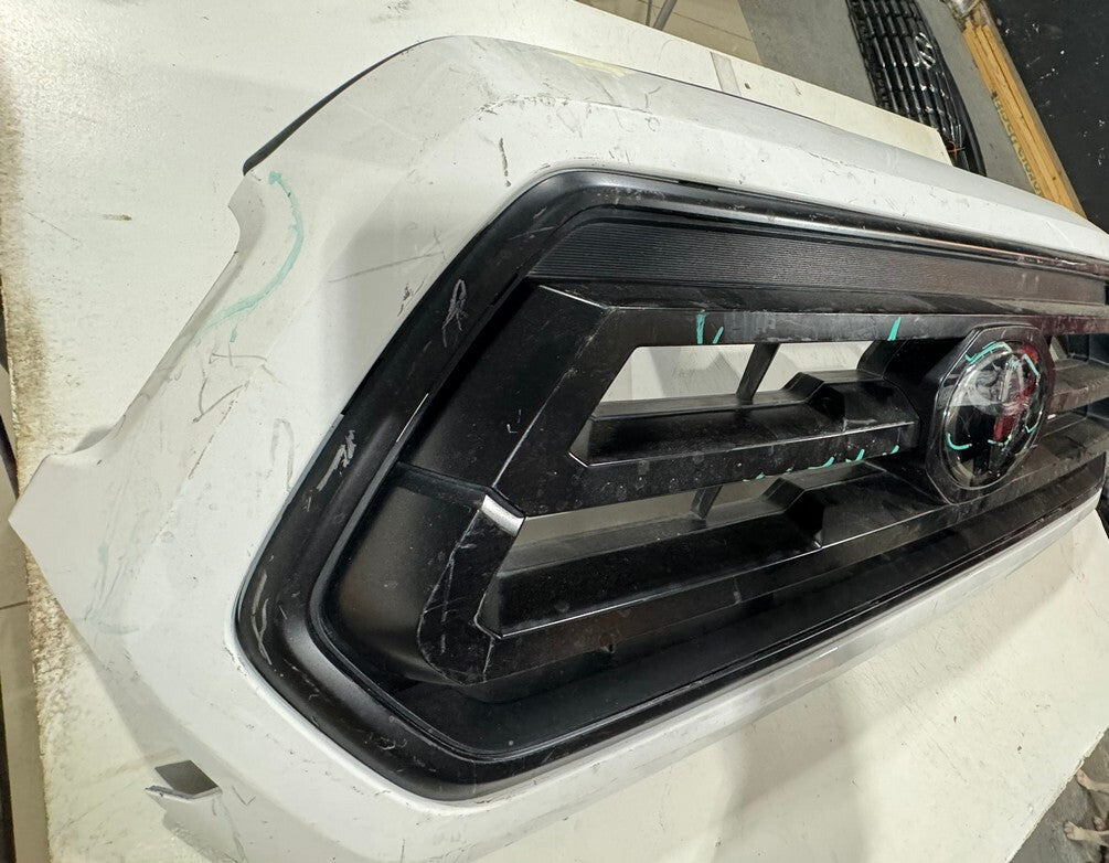 Grill Grille Black/White 2016 2017 2018 2019 2020 Toyota Tacoma 53113-04040 OEM