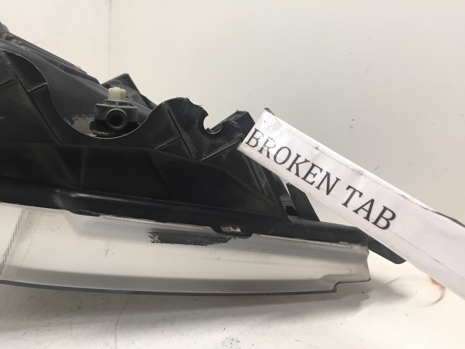 Halogen Headlight Damaged Passenger RH Ford F150 2015-2017 FL34-13005-A OEM