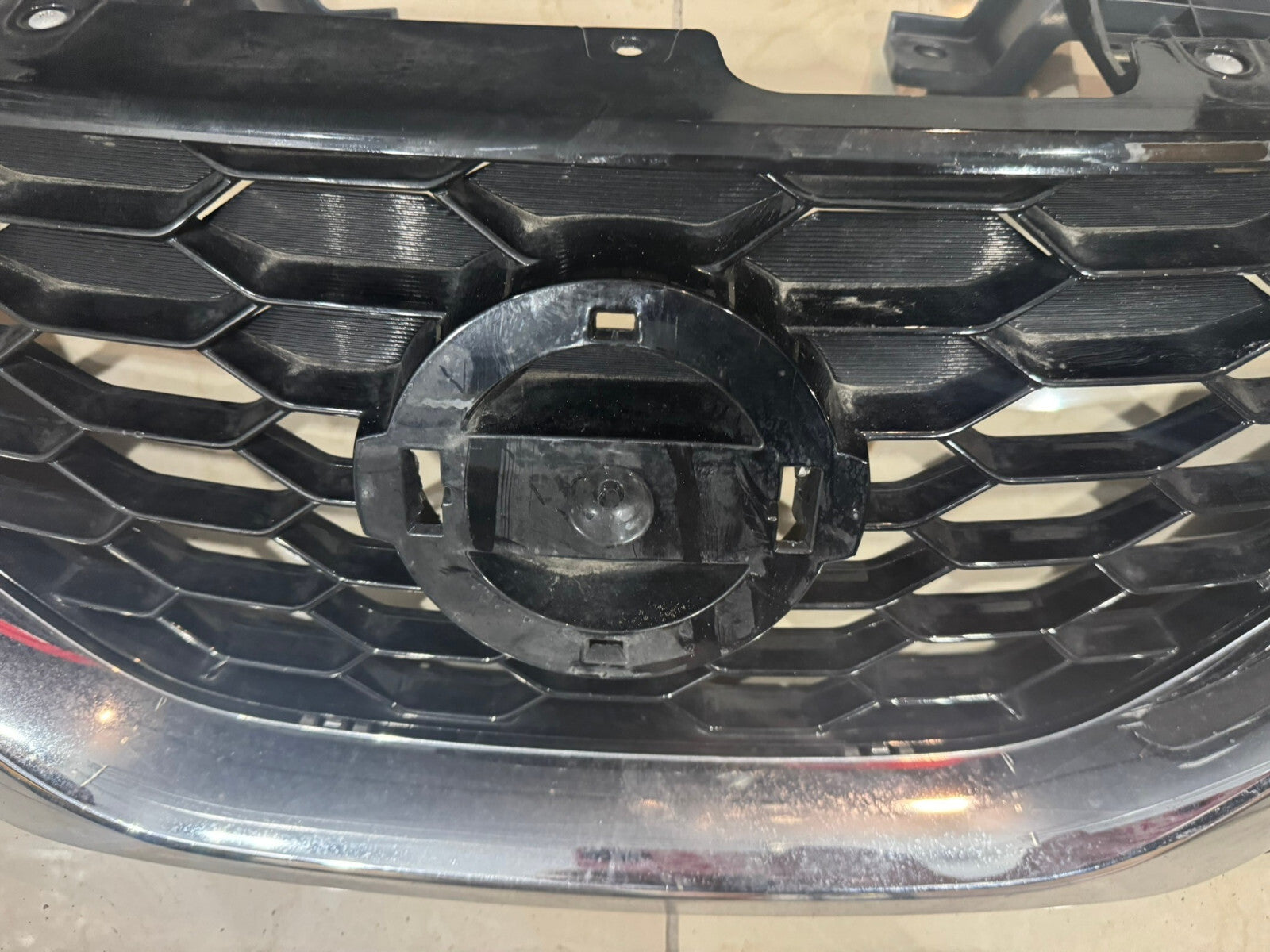 Grill Grille Black/Silver 2016 2017 2018 Nissan Sentra 62310+3yuoa OEM