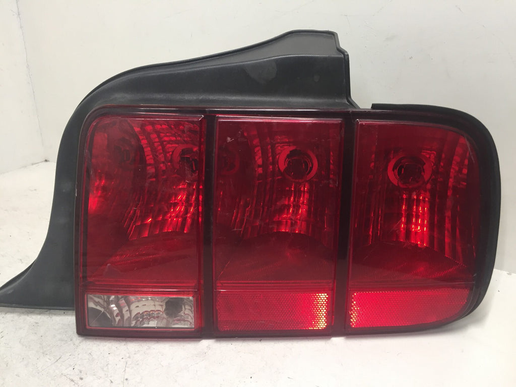 Tail light Damaged Lamp Right Passenger RH Ford Mustang 2005-2007 OEM