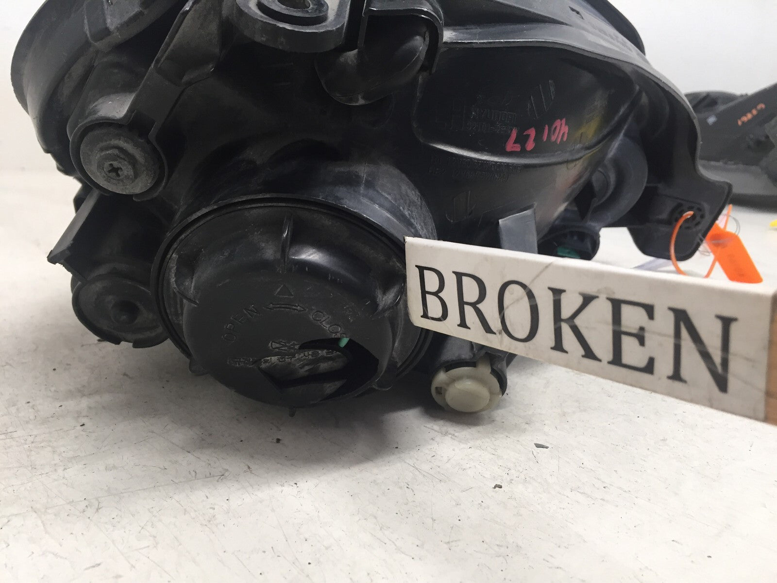 Halogen Headlamp Left Driver LH Hyundai Tucson 2005-2008 92101-2E050 OEM
