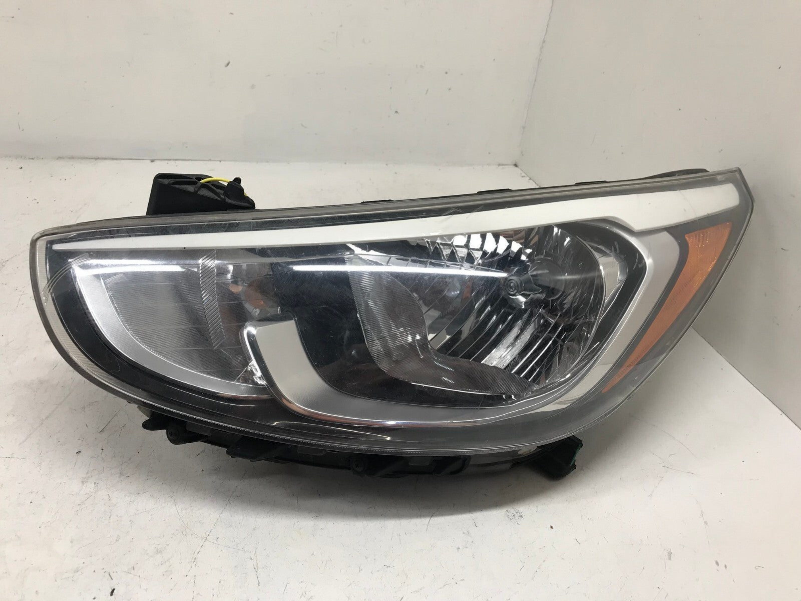 Headlight Damaged Halogen LH Driver Hyundai Accent 2015-2017 92101-1R710 OEM