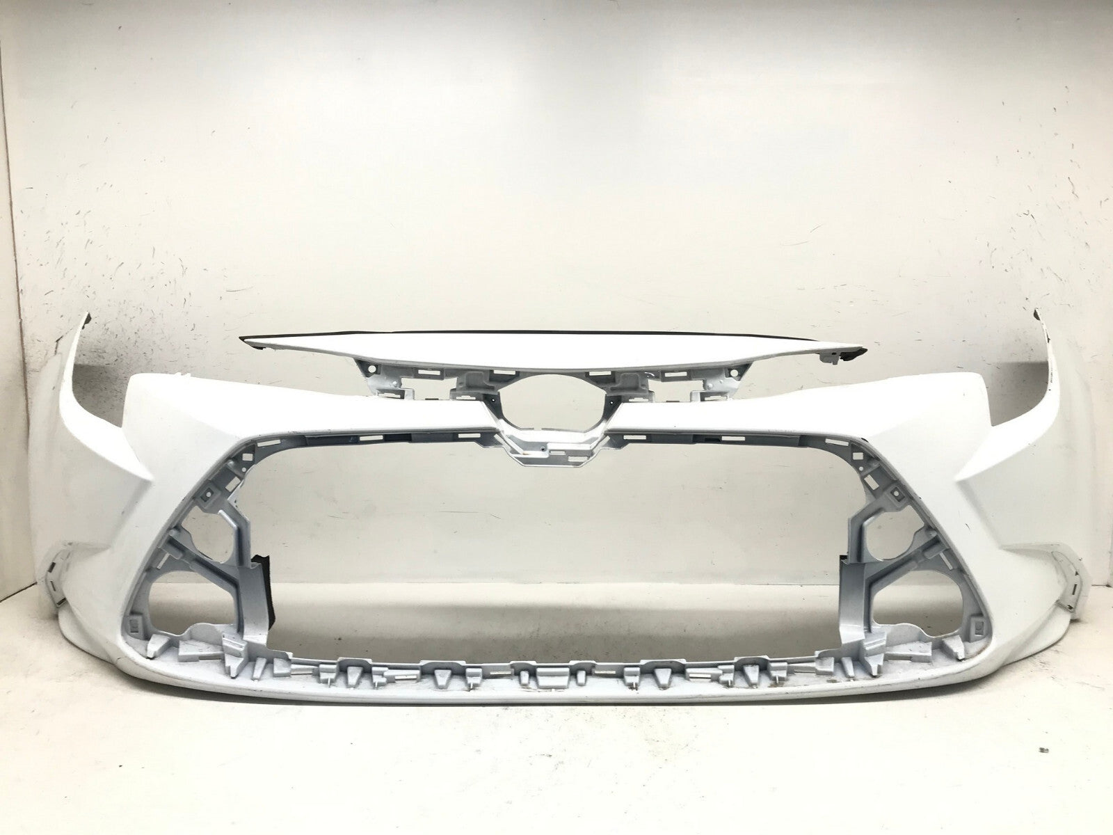 Front Bumper cover Toyota Corolla Sedan L/LE/XLE/Hyb 040 20 21 52119-12G00 OEM3