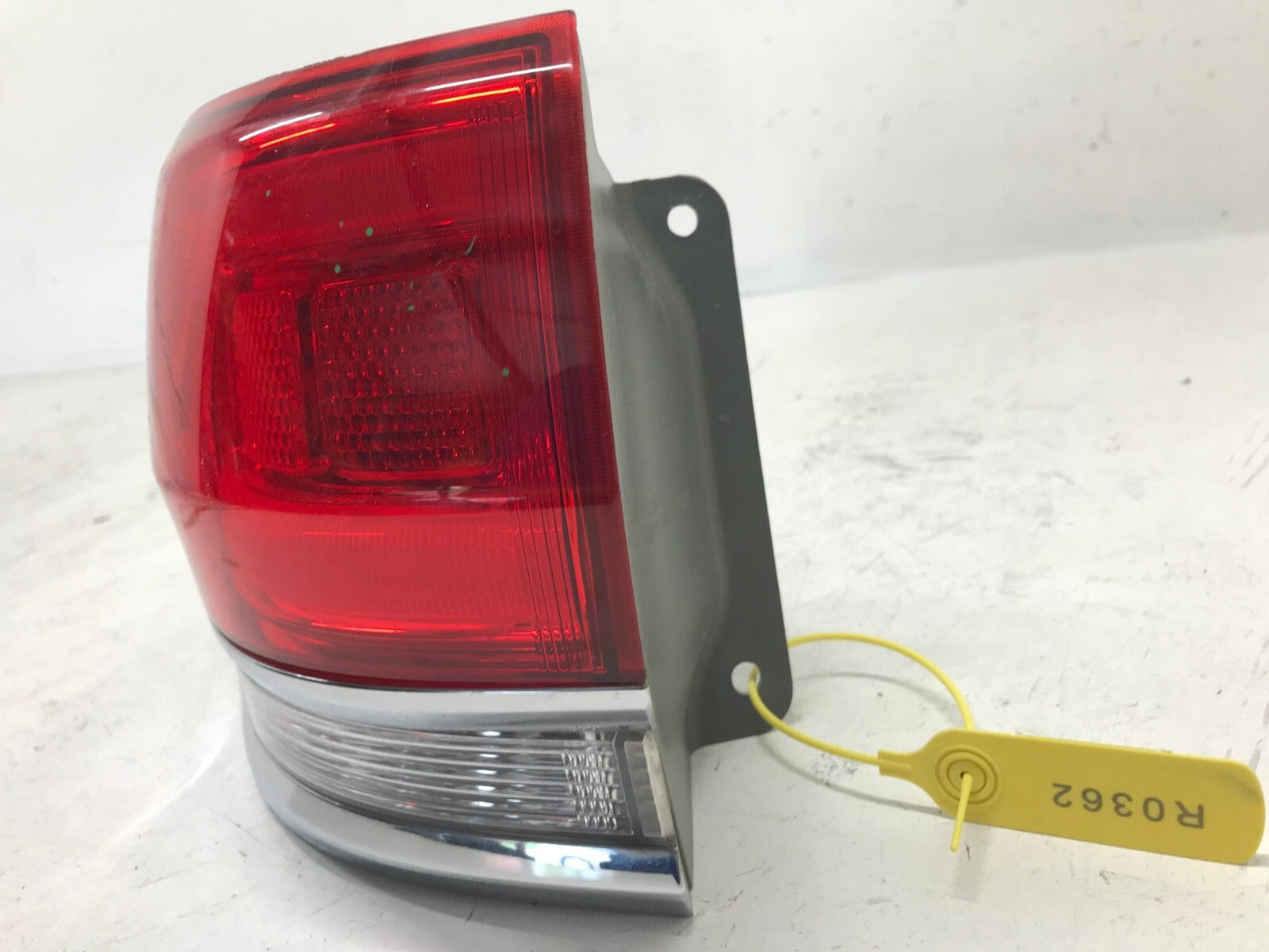 Tail light Damaged Driver LH Jeep Grand Cherokee 2014 17 18 2019 68110017AE OEM