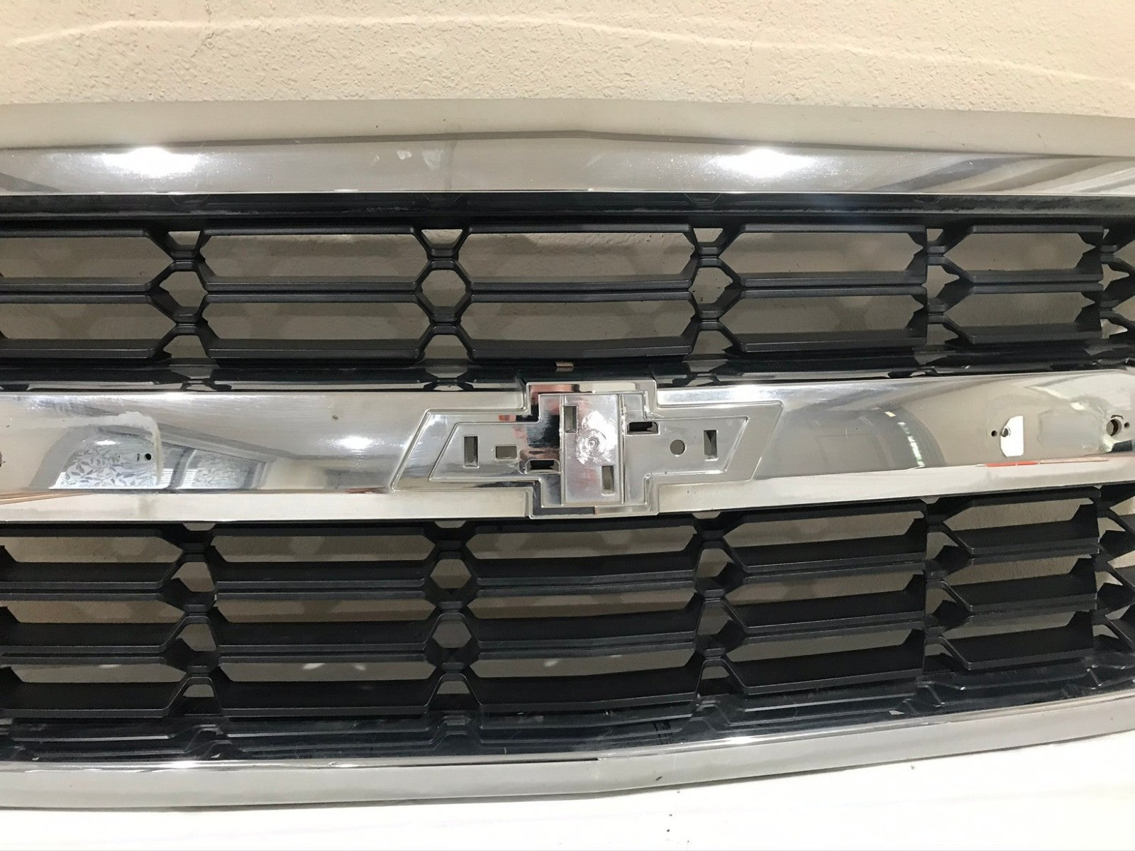 Grill Grille 2017-2019 Cadillac XT5 23383607 OEM