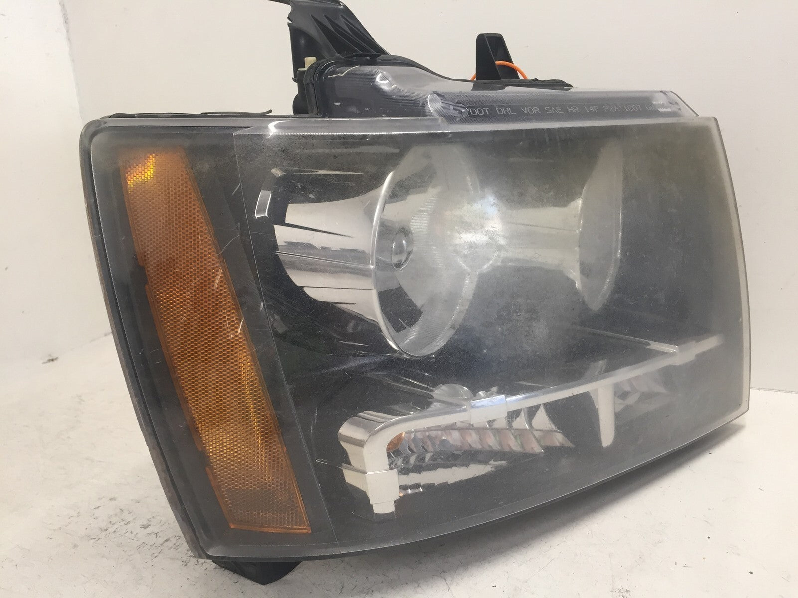Headlight Damaged Passenger RH Chevrolet Suburban Tahoe Avalanche 07 13 OEM