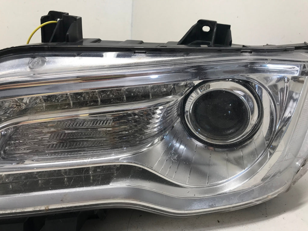Halogen Headlight Damaged Left Driver LH Chrysler 300 2018-2021 68269811AC OEM