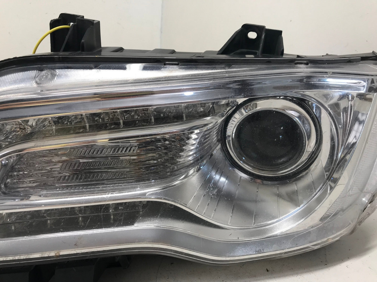 Halogen Headlight Damaged Left Driver LH Chrysler 300 2018-2021 68269811AC OEM