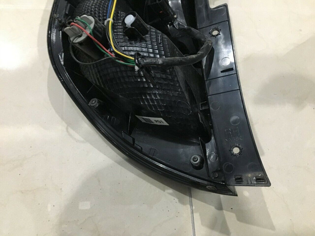 Tail light Damaged Halogen Right RH Passenger Kia Soul 2014-2017 Original