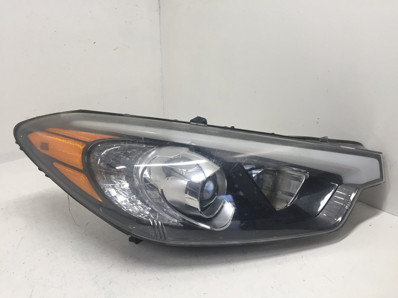 Xenon Headlight Damaged Lamp Right Passenger RH Kia Forte 2014-2016 92102-A7 OEM