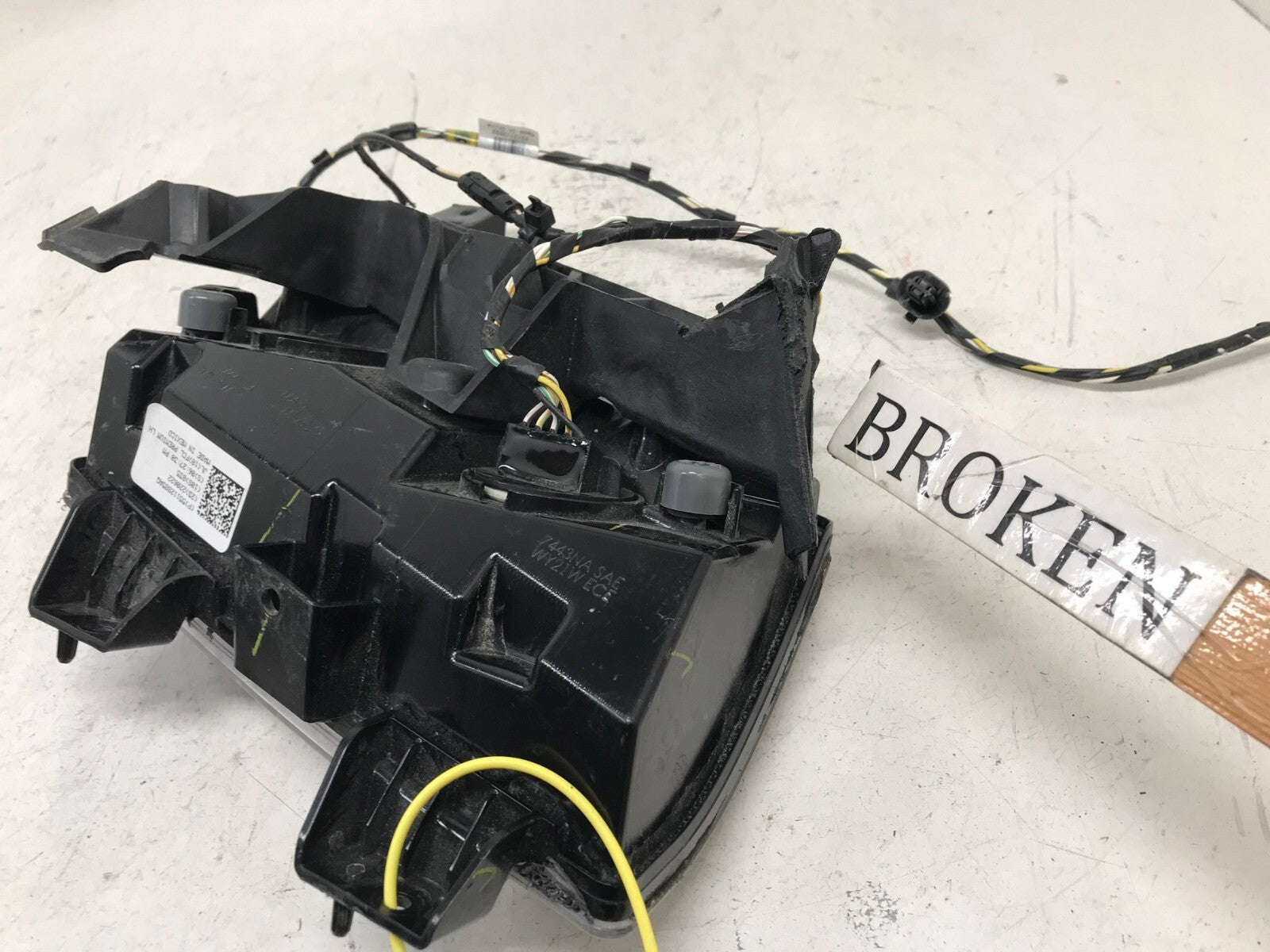 Tail light Damaged Driver LH Left 18-25 Wrangler JL Gladiator 55112885AG OEM